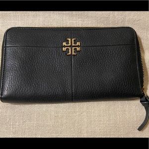 Gently used Tory Burch McGraw zip continental Wallet pebbled leather